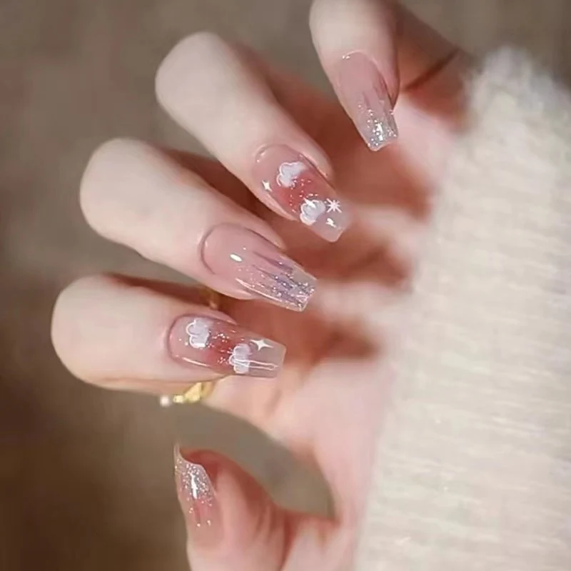 Kunstvolle Nagelkunst mit Wolken-Design Karnz