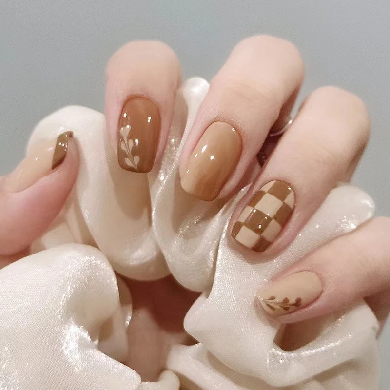 Kunstvolle Nagelkunst mit modernen Mustern Karnz