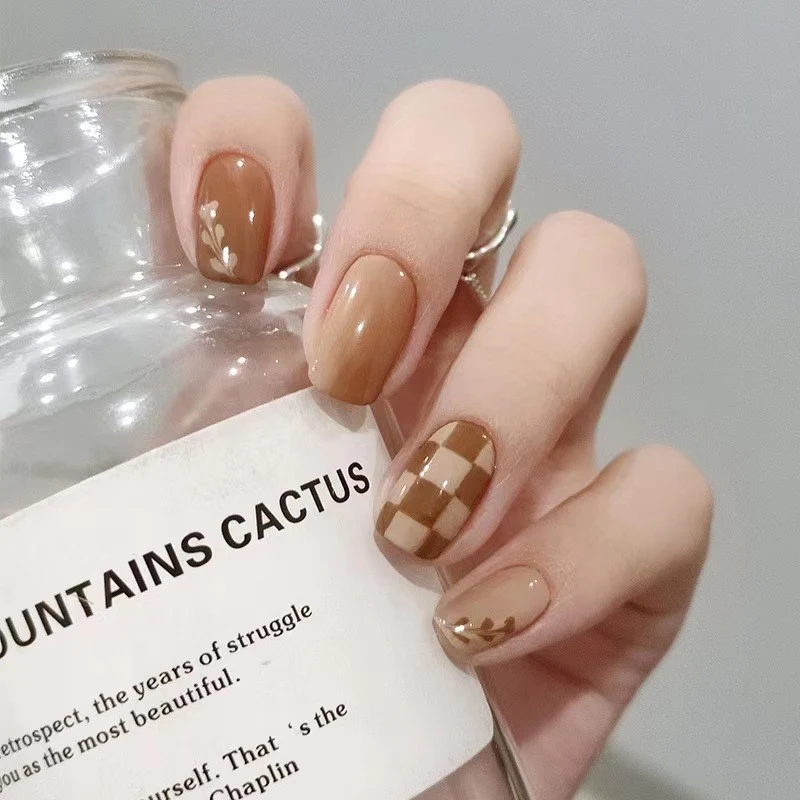 Kunstvolle Nagelkunst mit modernen Mustern Karnz