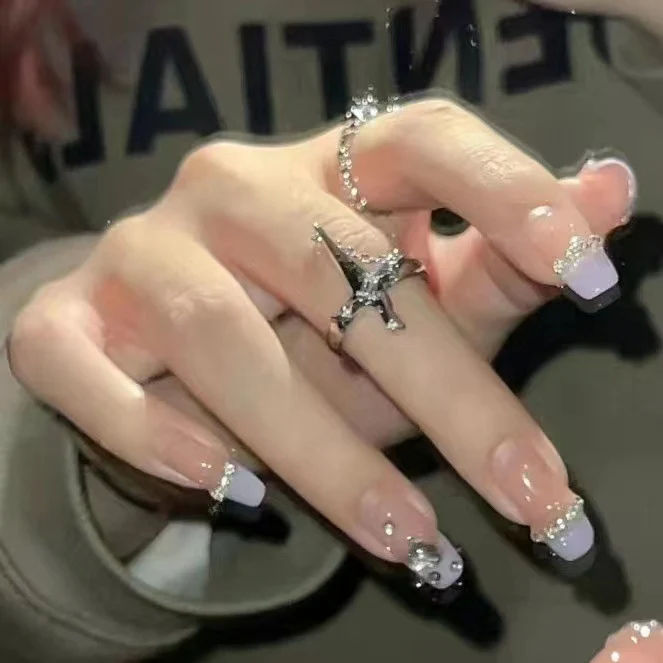 Kunstvolle Nagelgestaltung mit Glitzer-Detail Karnz