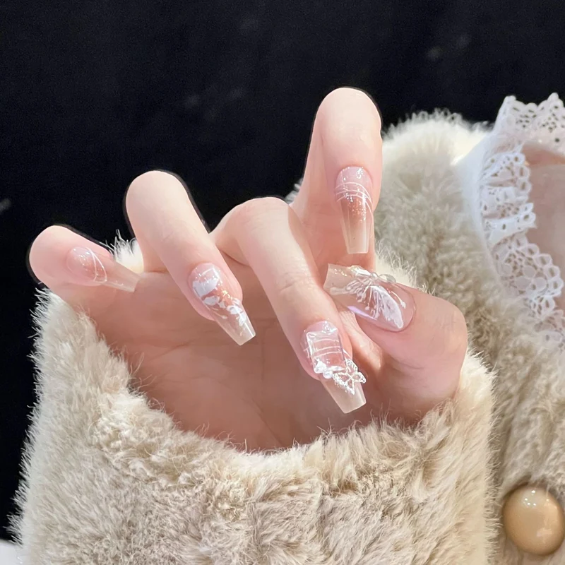 Kunstvolle Nagel-Design mit floralen Mustern und Glitzer Karnz