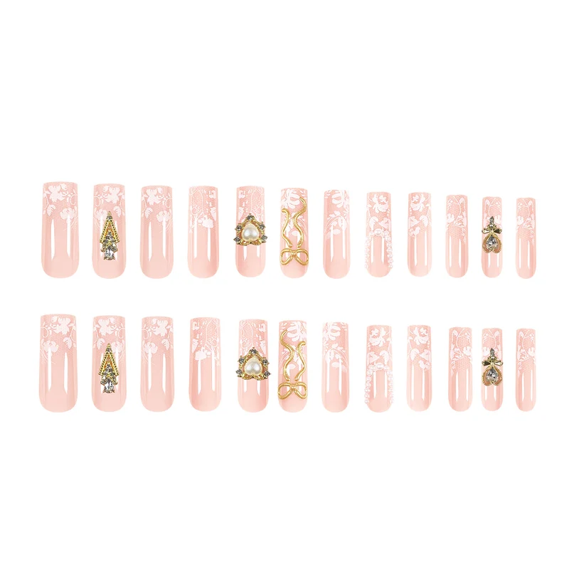 Kunstvolle Long Nails mit eleganten Goldakzenten Karnz