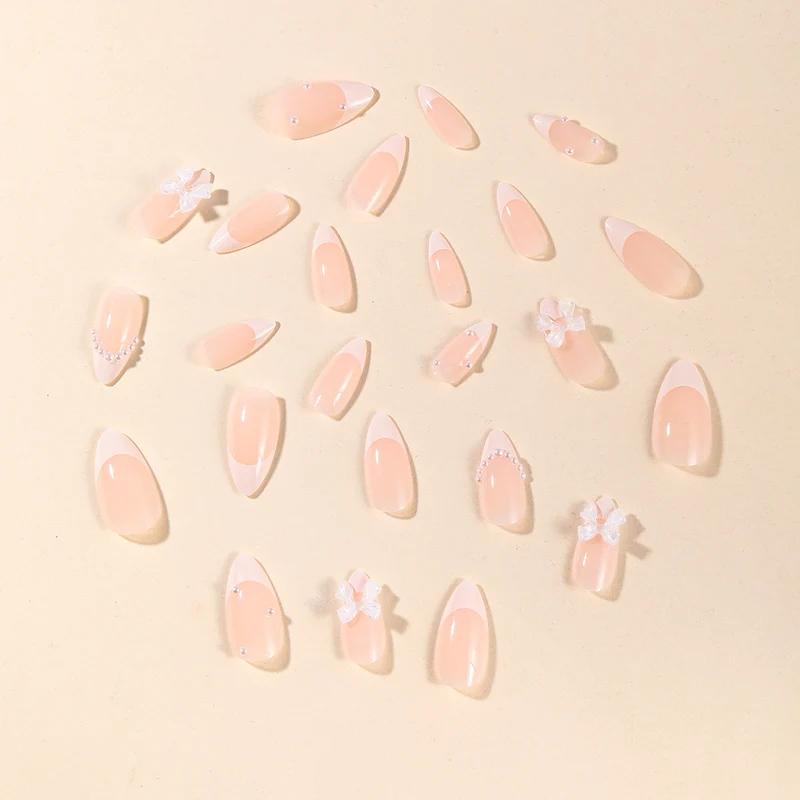 Elegante Acryl-Nagelkunst Karnz