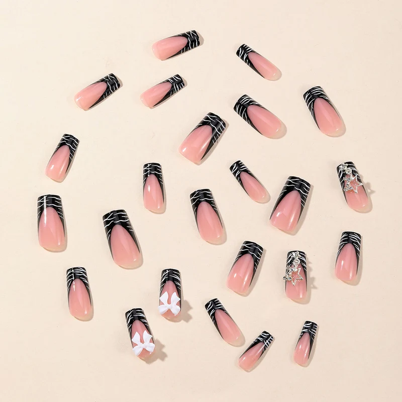 Elegante 3D Nagelkunstverlängerungen mit floralen Akzenten Karnz