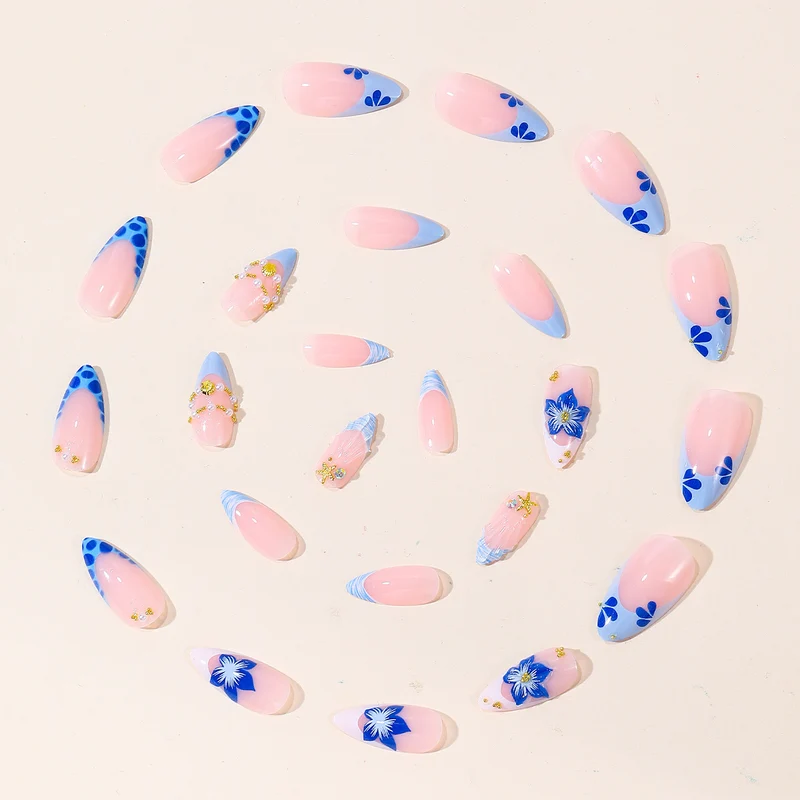 Dekoratives Nagelkunstdesign Karnz