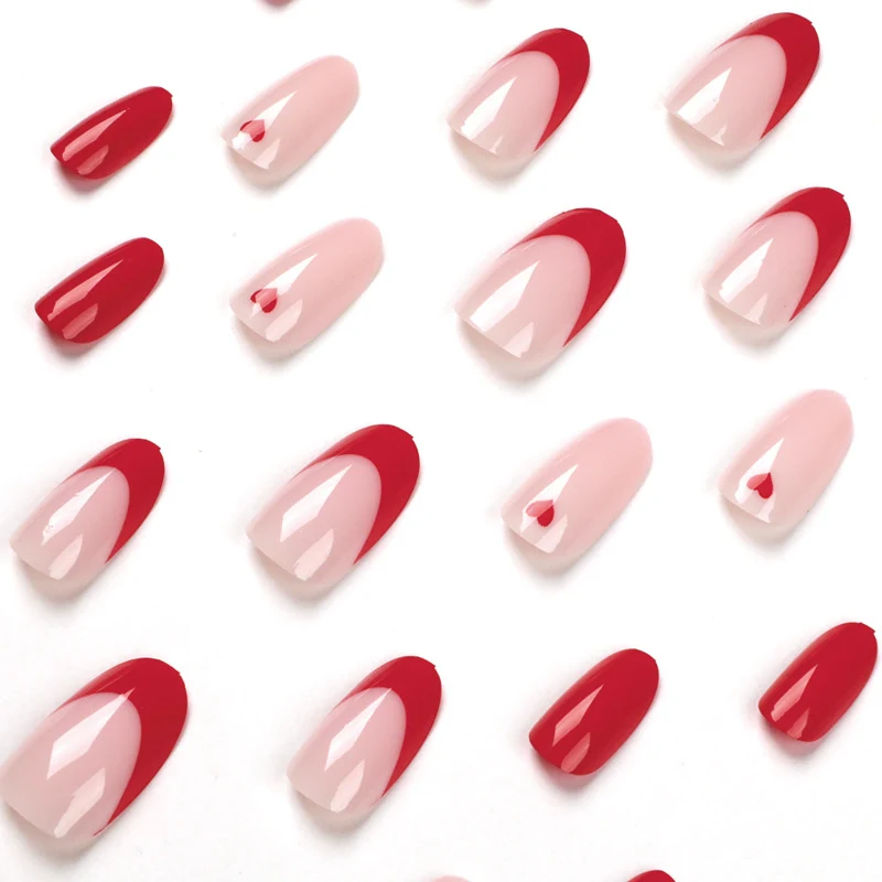 Elegante Nagelverlängerungen mit Herzdesign Karnz