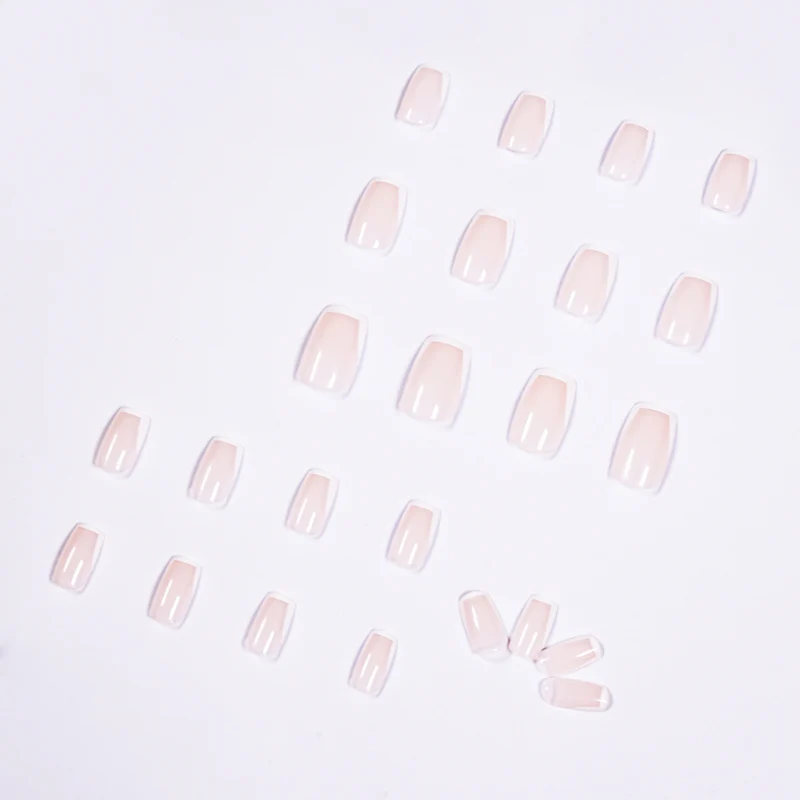 Elegante Nagelverlängerungen mit French-Tip Karnz