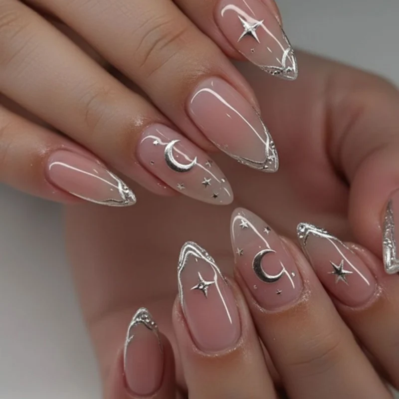 Elegante Nagelkunst mit Mond- und Sternmotiven Karnz