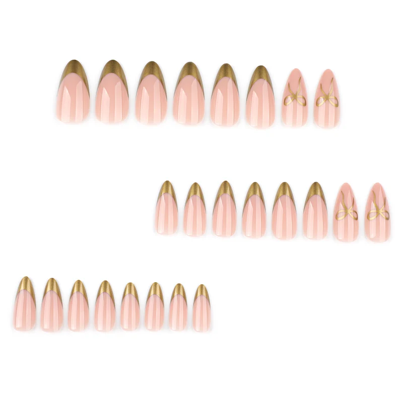 Elegante Nagelkunst mit Goldakzenten Karnz