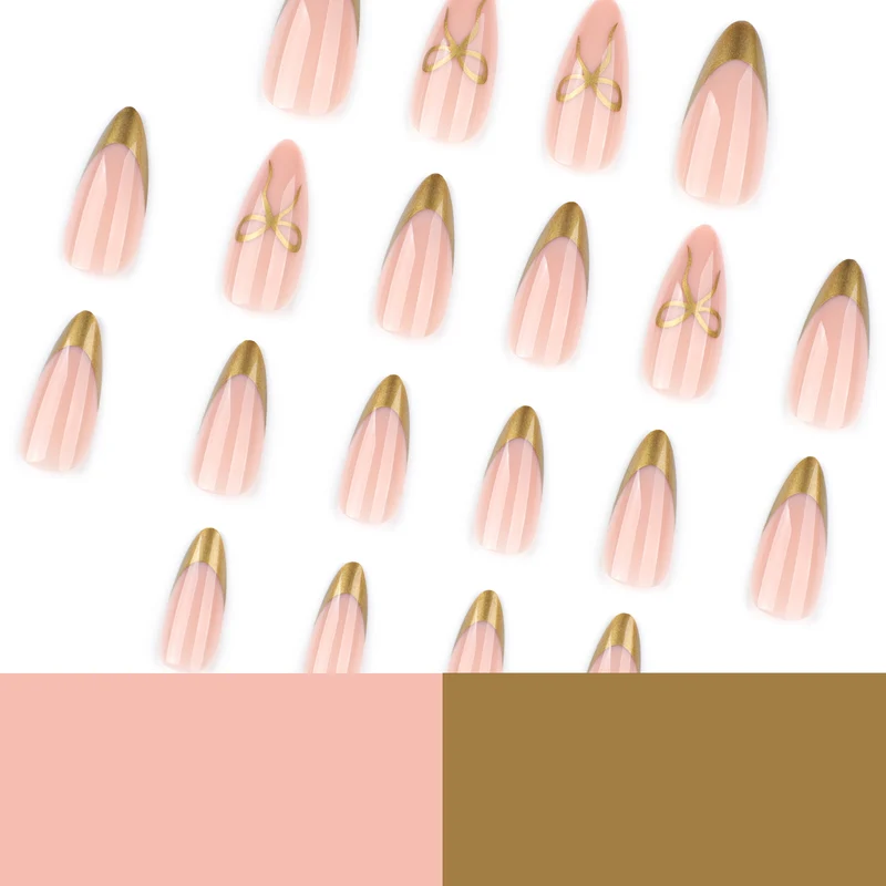 Elegante Nagelkunst mit Goldakzenten Karnz