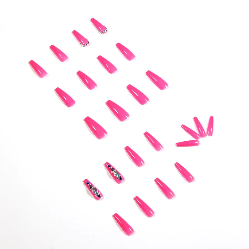Elegante Nagelkunst mit Glitzerverzierung Karnz