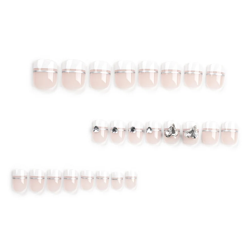 Elegante Nagelkunst mit Glitzerakzenten und Schmuckdetails Karnz