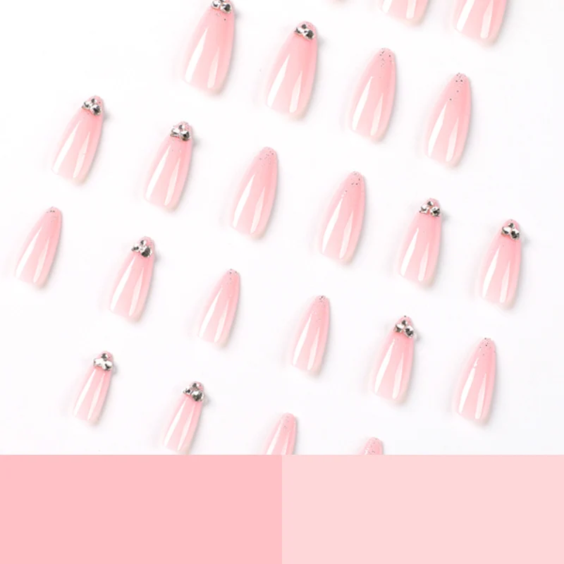 Elegante Nagelkunst mit Glitzer- und Strassverzierungen Karnz