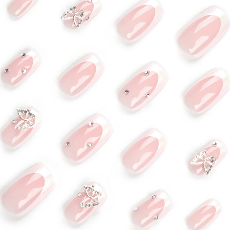 Elegante Nagelkunst mit Glitzer und floralen Akzenten Karnz
