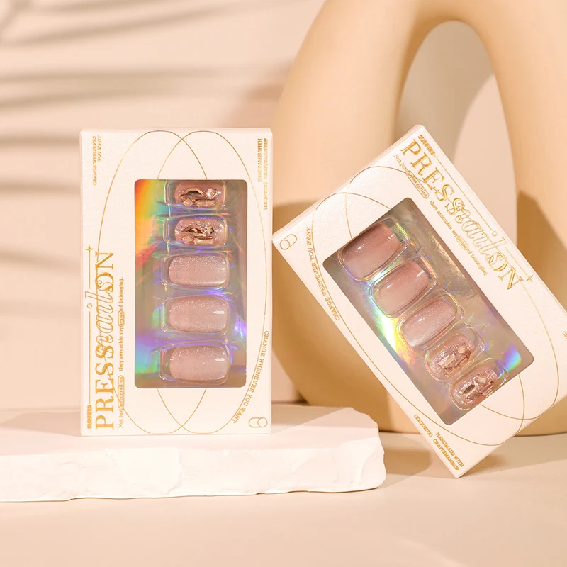 Elegante Nagelkunst mit glänzenden Akzenten Karnz