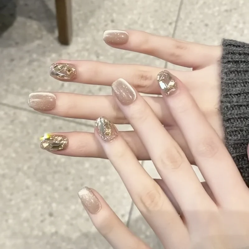Elegante Nagelkunst mit glamourösen Akzenten Karnz