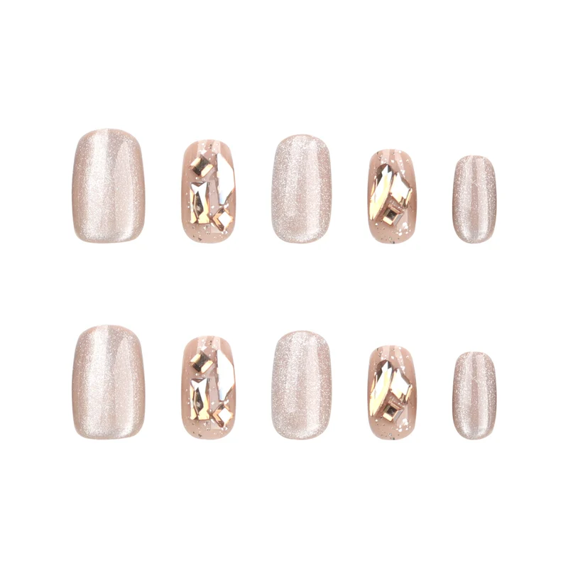 Elegante Nagelkunst mit glamourösen Akzenten Karnz