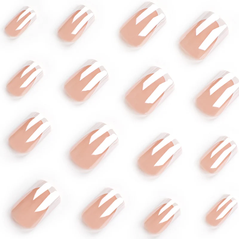 Elegante Nagelkunst mit French-Spitze Karnz
