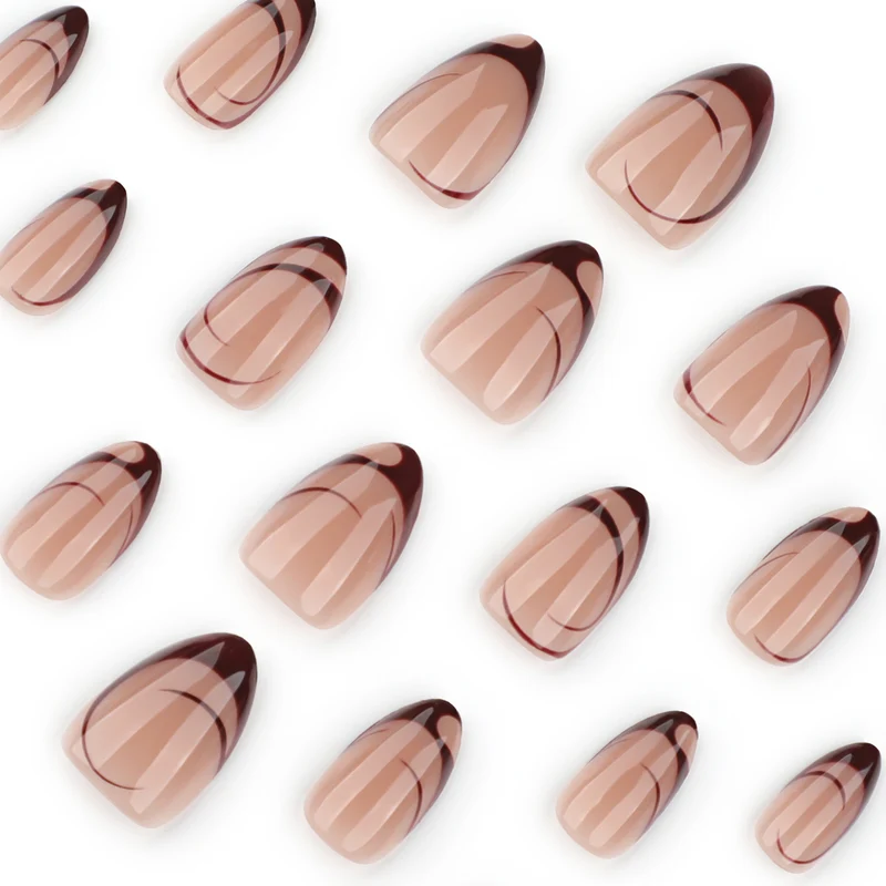 Elegante Nagelkunst mit filigranen Linien und Glitzerakzenten Karnz