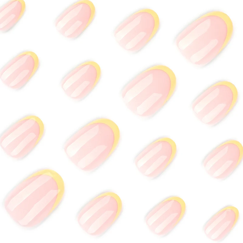 Elegante Nagelkunst im modernen French-Tip Design Karnz