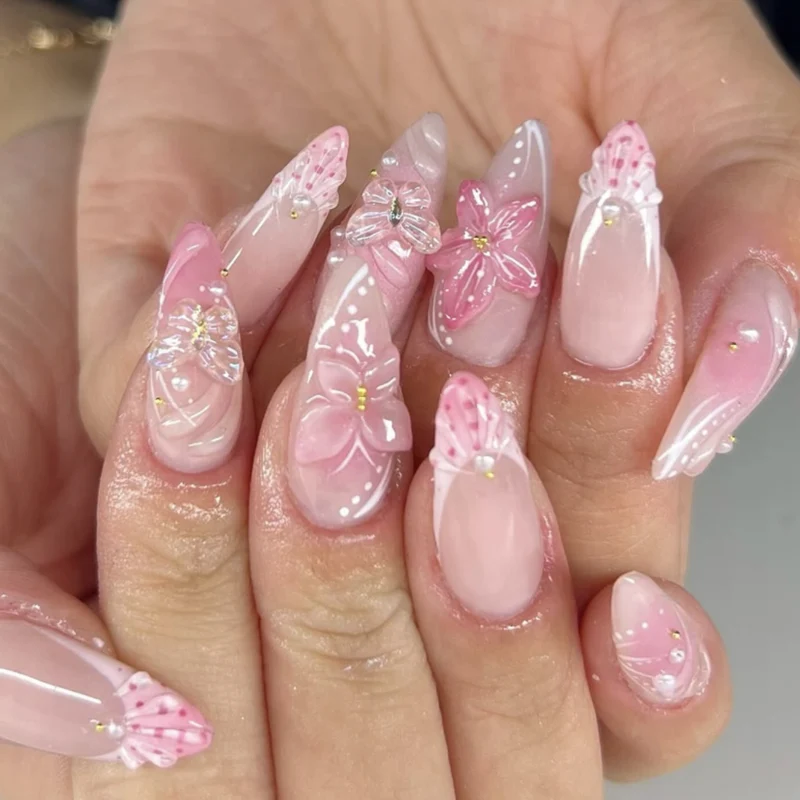 Elegante Nagelkunst im maritime Design mit Glitzer und 3D-Akzenten Karnz