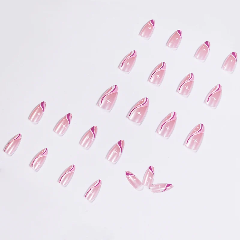 Elegante kunstvolle Nagelverlängerungen mit zartem Farbverlauf und akzentuierten Linien Karnz