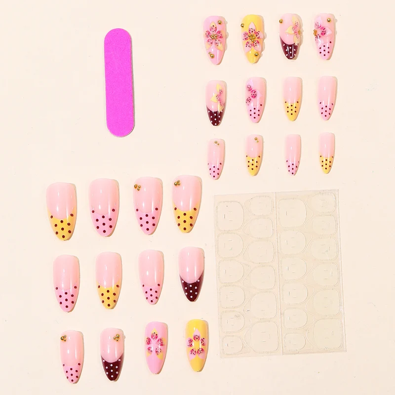 Dekorative Blumenakzent Nagelkunst Karnz