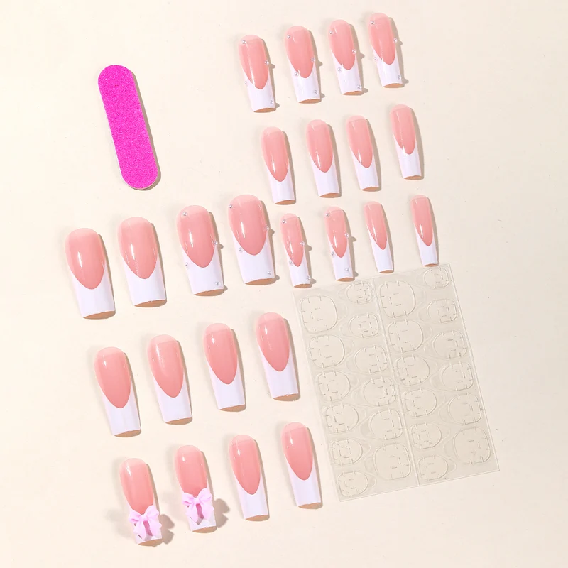 Dekoratives 3D Nagelkunstdesign Karnz