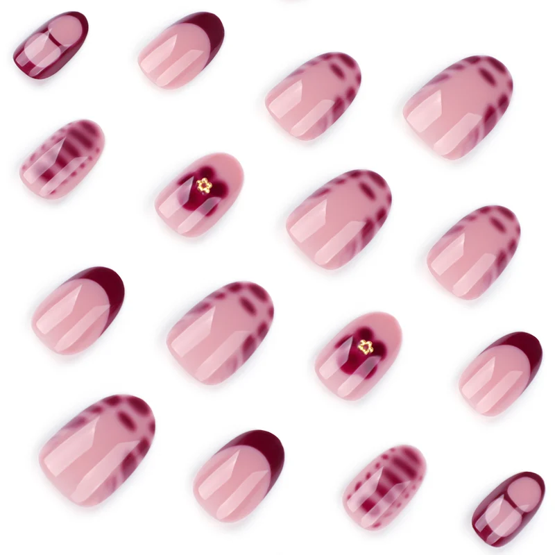 Elegante Kunstnagelgestaltung mit floralem Design Karnz