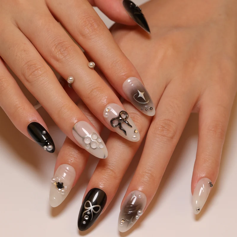 Elegante Kunstnägel mit modernen Design und Glitzerakzenten Karnz