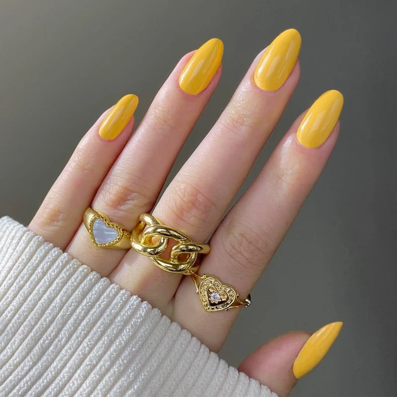 Elegante Kunstnägel mit glossy Oberfläche Karnz