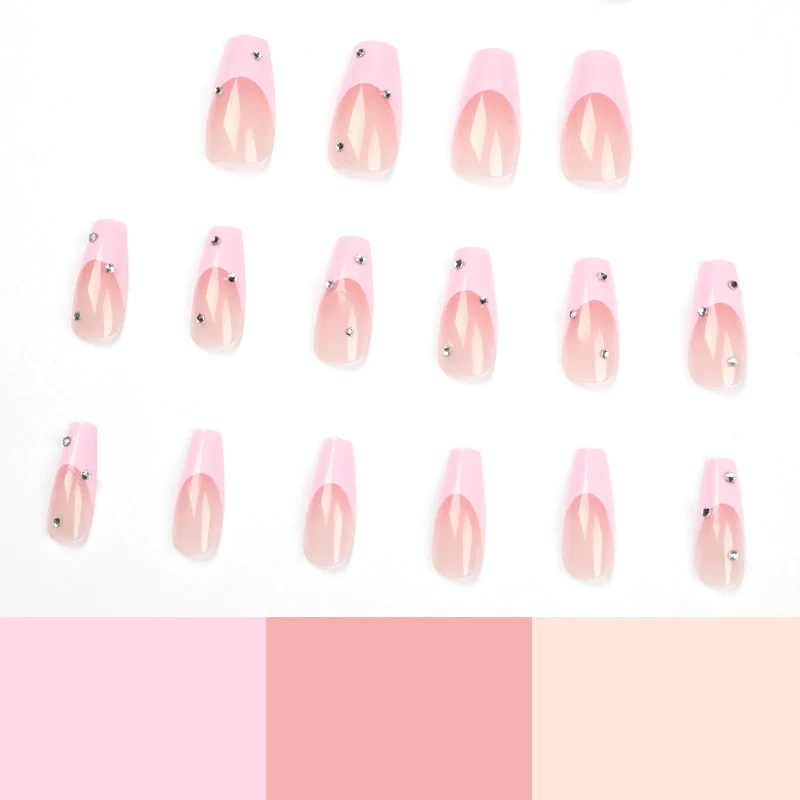 Elegante Kunstnägel mit Glitzer und Ombre-Effekt Karnz