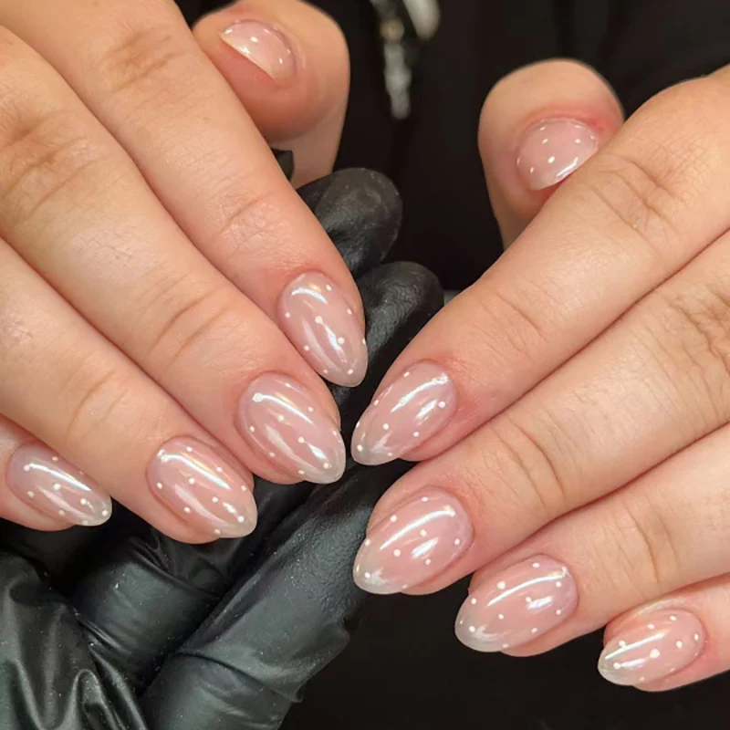 Elegante Kunstnägel mit floralen Akzenten Karnz
