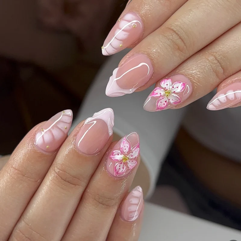 Elegante Kunstnägel mit floralen Akzenten Karnz