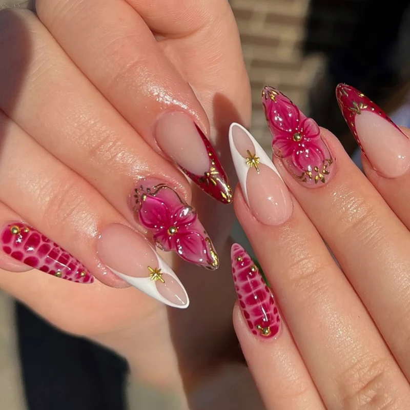 Elegante Kunstnägel mit floralen Akzenten Karnz