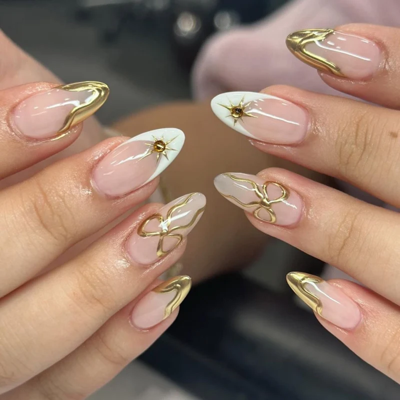 Elegante Kunstnägel mit floralen Akzenten Karnz