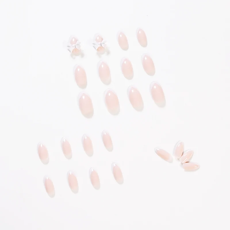 Elegante Kunstnägel mit durchscheinendem French-Tip und dekorativen Blütenakzenten Karnz