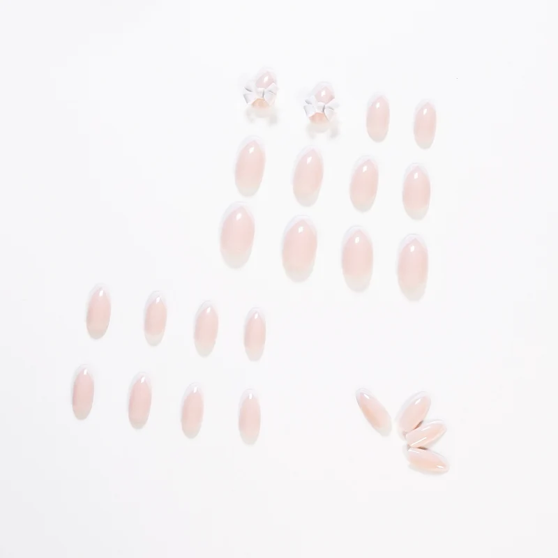 Elegante Kunstnägel mit durchscheinendem French-Tip und dekorativen Blütenakzenten Karnz