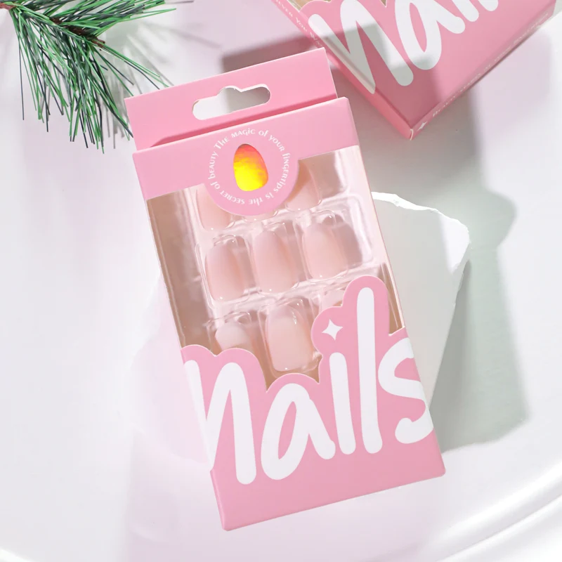 Elegante Gel-Nagelverlängerungen im modernen French-Tip Design Karnz
