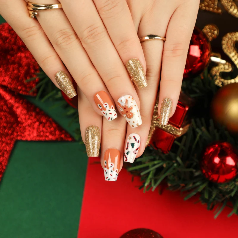 Elegante Acryl-Nägel mit goldenen Akzenten Karnz