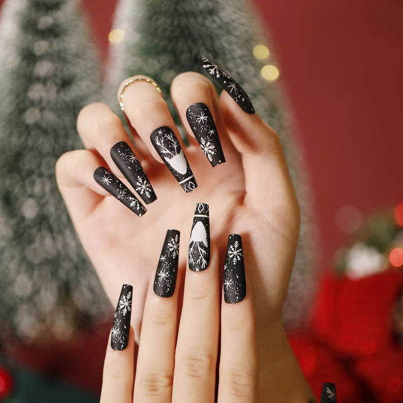 Elegante Acryl-Nägel mit goldenen Akzenten Karnz