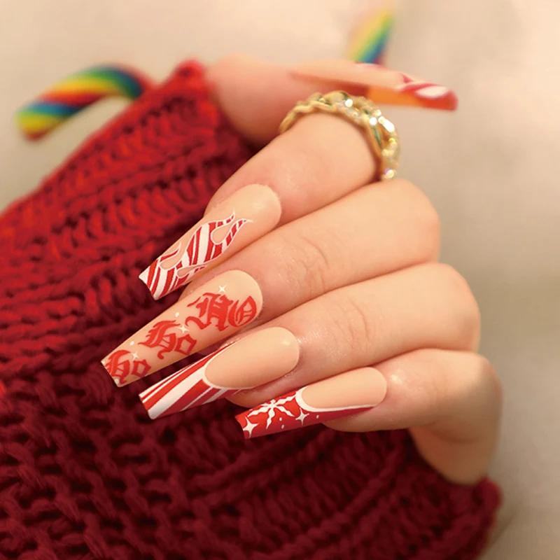 Elegante Acryl-Nägel mit goldenen Akzenten Karnz