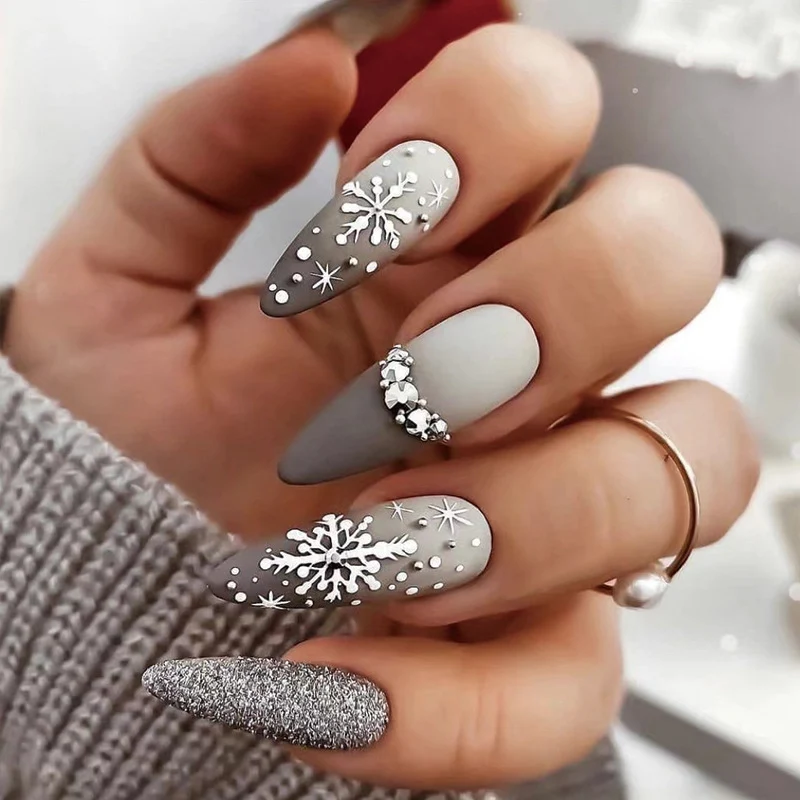 Elegante Acryl-Nägel mit goldenen Akzenten Karnz