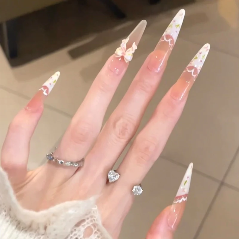 Dekorative elegante Press-On-Nagelspitzen mit floralen Verzierungen Karnz