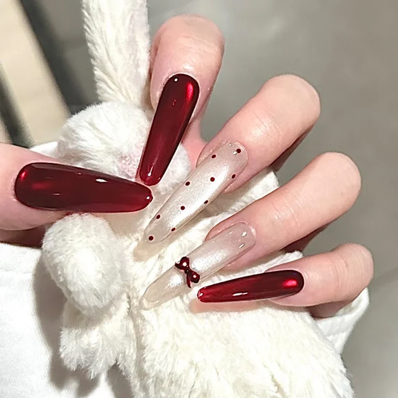 Kreatives Druck-Nagelset mit Glitzer und Schleifenakzenten Karnz