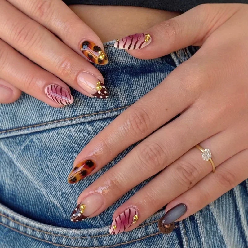 Künstlerisches Press-On-Nagelset mit einzigartigen Mustern und Verzierungen Karnz