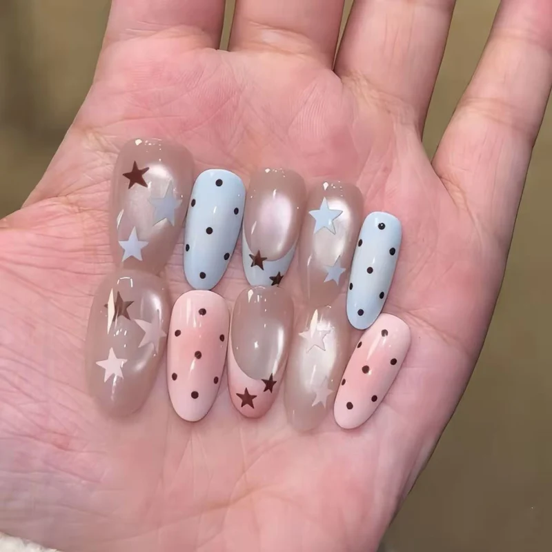 Künstlerisches Press-On-Nagelset mit Stern- und Punktdesigns Karnz