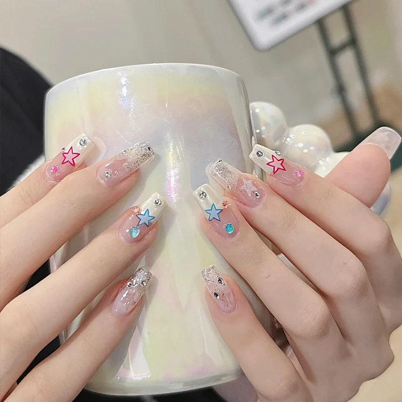 Künstlerisches Press-On-Nagelset mit glitzernden Sternakzenten Karnz