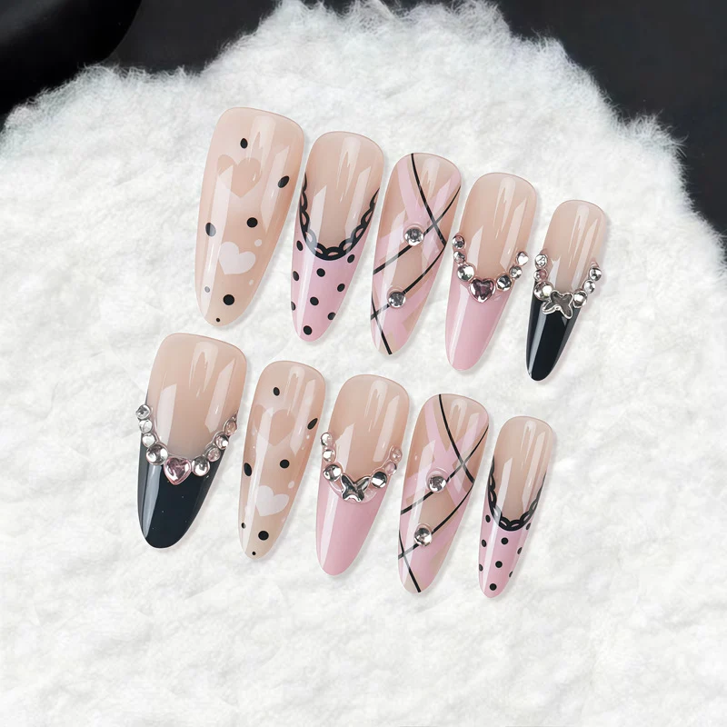 Künstlerisches Press-on-Nagelset mit eleganten Mustern und Edelsteinen Karnz