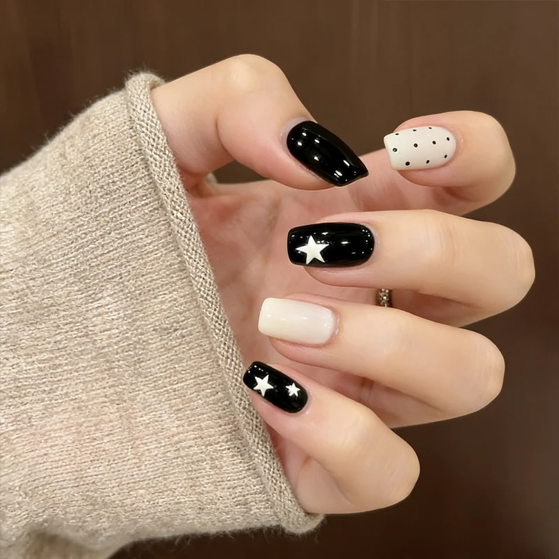 Künstlerisches Press-On-Nageldesign mit Sternen und Punkten Karnz
